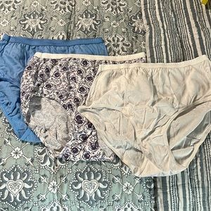 4/$20 Women’s Hanes cotton briefs size 6 M